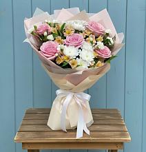 Букет цветов из:  Гвоздики, Орхидеи и Розы в Раменки