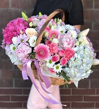 Композиция солнечный день в Раменки Цветочная композиция из Розы, Хризантемы, Пионы и Лизиантусы в корзине в Раменки