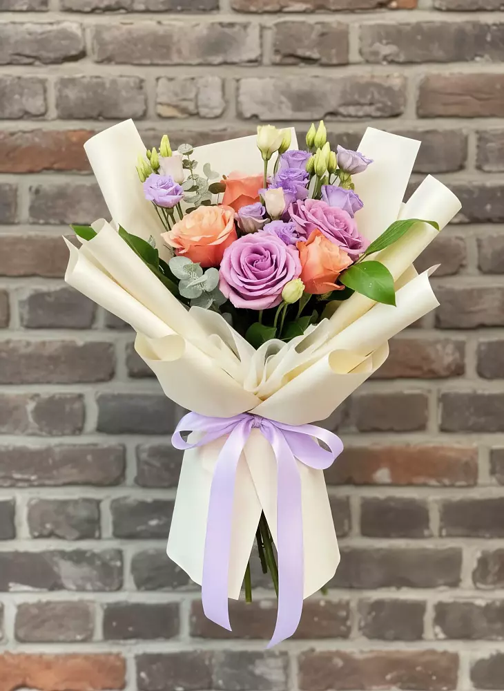 Букет цветов из: Лизиантусы и Розы в Раменки