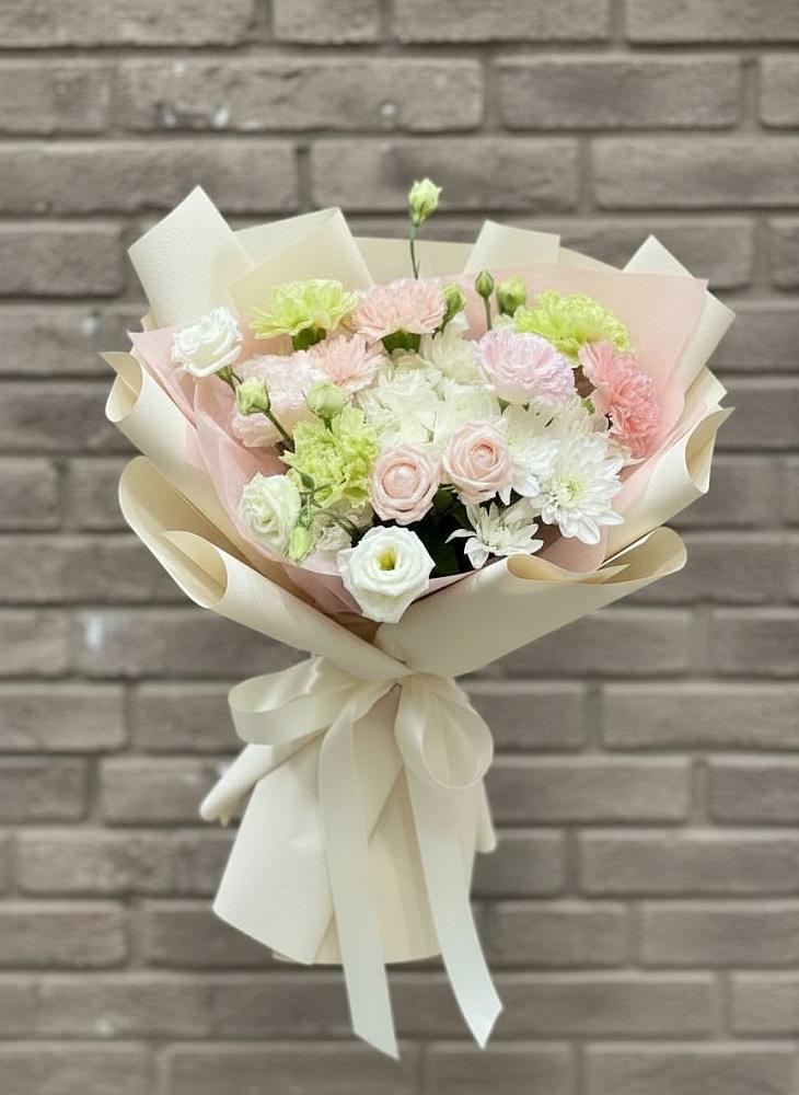 Букет цветов из: Гвоздики, Розы, Лизиантусы и Хризантемы в Раменки