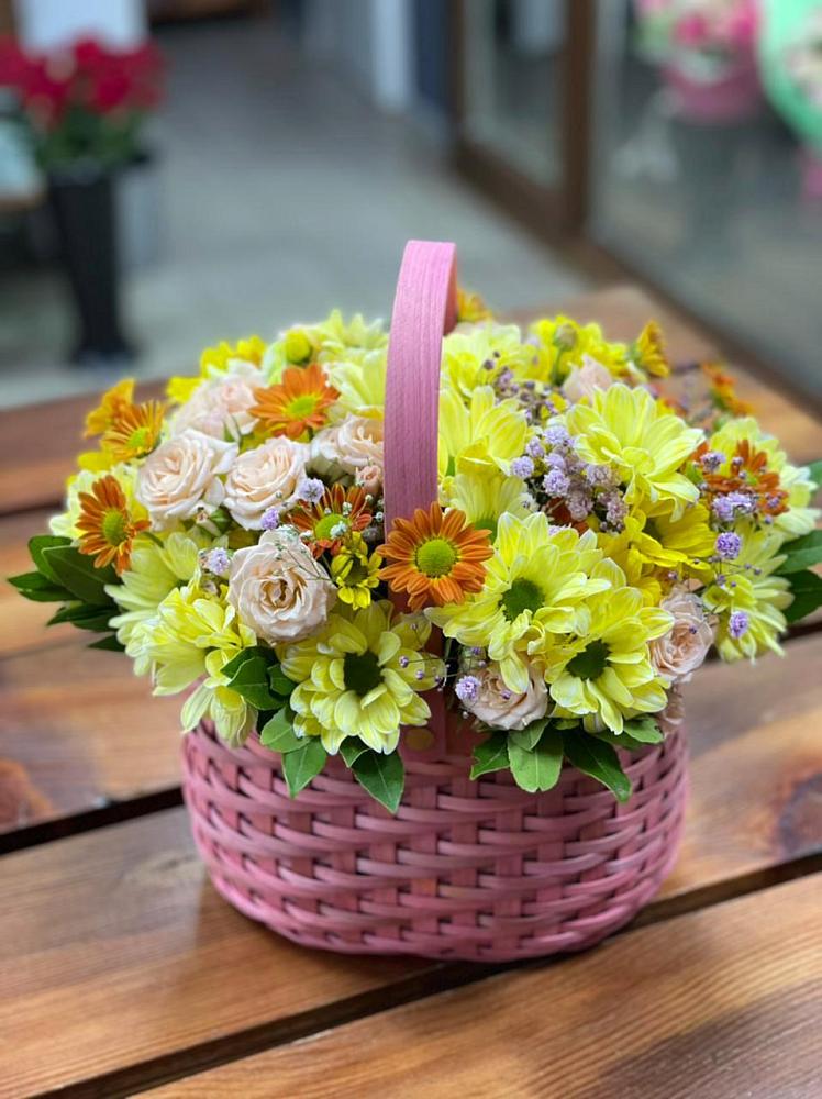 Цветочная композиция из Хризантемы и Розы в корзине в Раменки