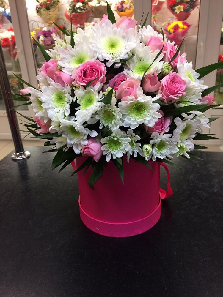 Цветочная композиция из Розы и Хризантемы в шляпной коробке в Раменки