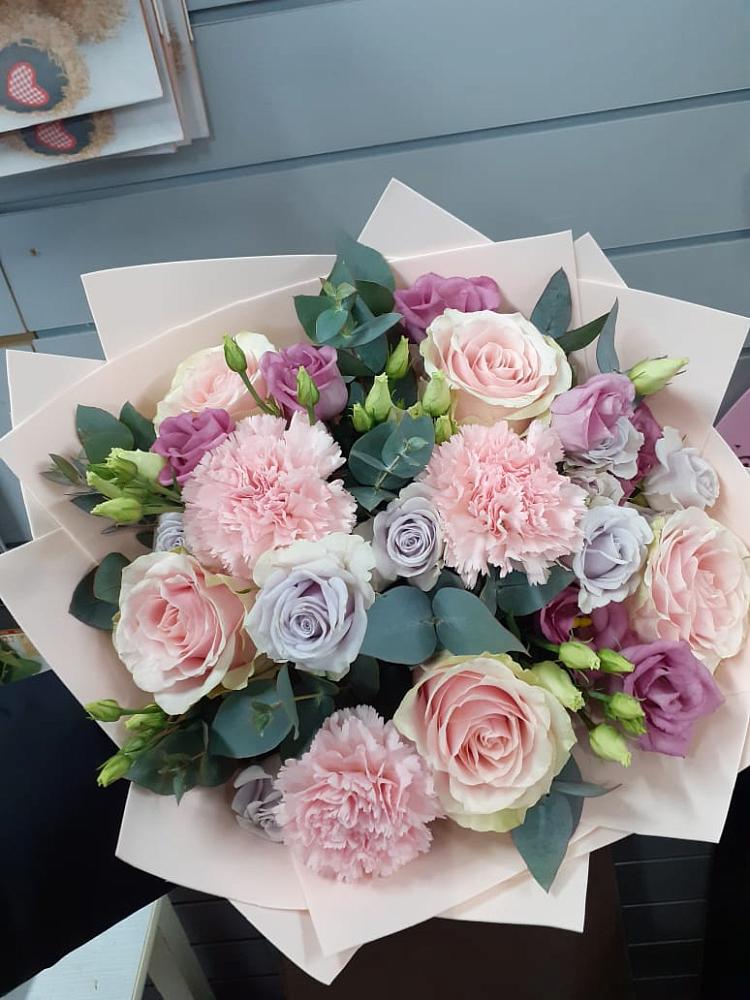 Букет цветов из: Розы, Гвоздики и Лизиантусы в Раменки