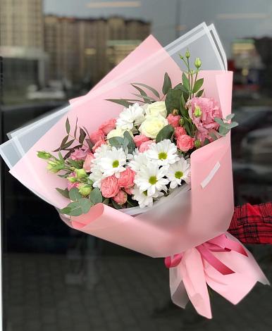 Букет цветов из: Розы, Лизиантусы и Хризантемы в Раменки